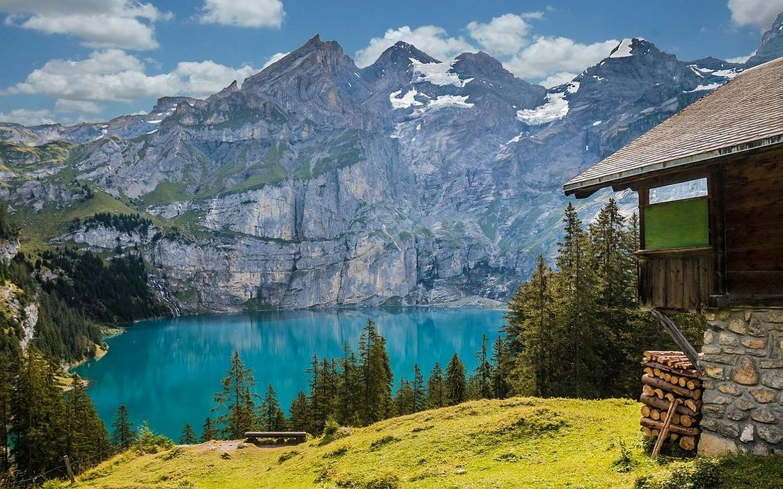 Vista da base de aluguel de cabanas de gelo à beira do lago